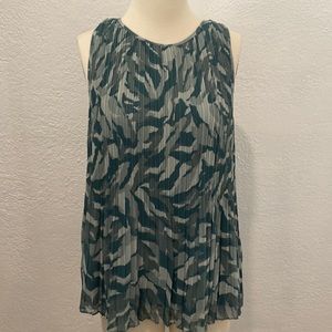 Halogen
Women's Sleeveless Pleated Georgette Top